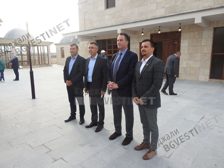 Рамазан Байрам е, новата джамия на Кърджали отвори врати за богомолци