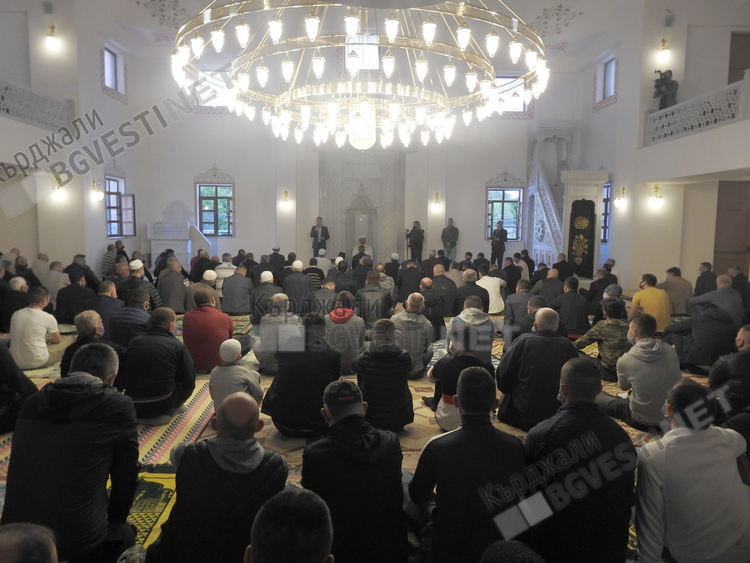Рамазан Байрам е, новата джамия на Кърджали отвори врати за богомолци