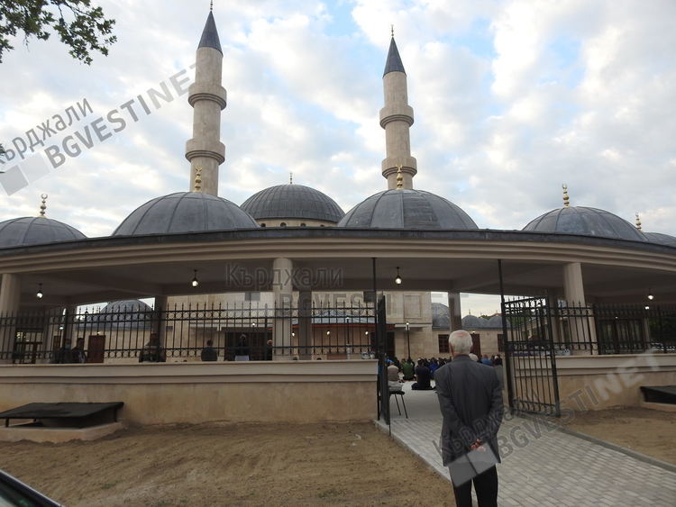 Рамазан Байрам е, новата джамия на Кърджали отвори врати за богомолци