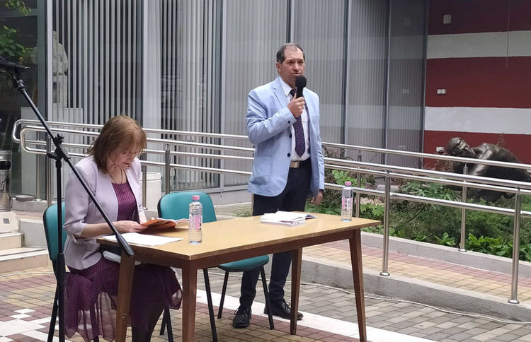 „Наблизо има светлина” на Хубен Стефанов свети в мрака на непознаваемото