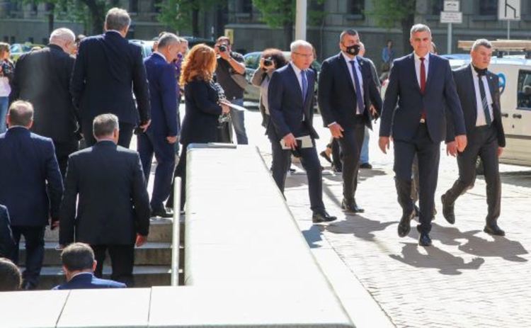 Първите освободени и назначени от новата власт