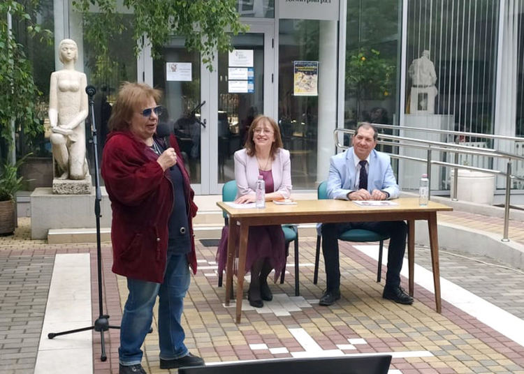 „Наблизо има светлина” на Хубен Стефанов свети в мрака на непознаваемото