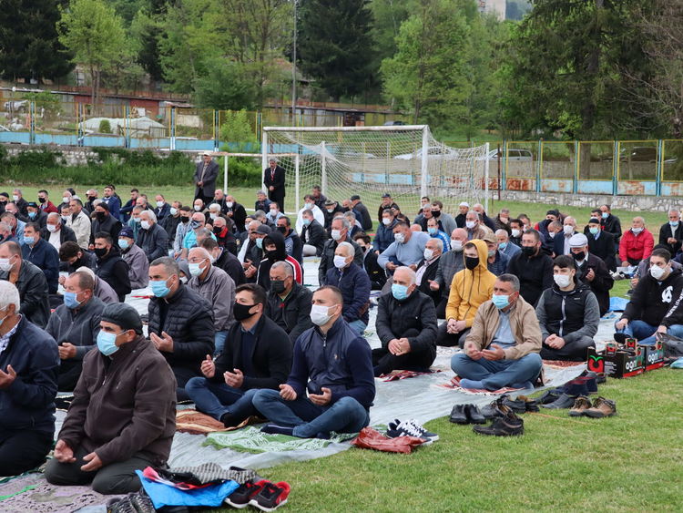 Стотици мюсюлмани се събраха на градския стадион в Ардино за намаза (молитвата) на Рамазан Байрам