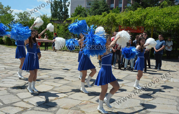 Последният училищен  звънец удари за зрелостниците от Царската гимназия