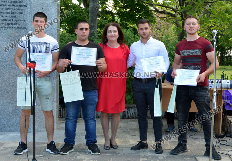 Последният училищен  звънец удари за зрелостниците от Царската гимназия