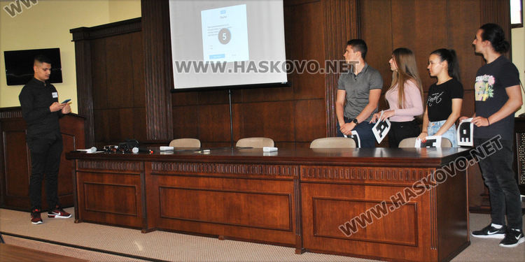   Учениците от ПМГ в Хасково демонстрираха прилагането на новите технологии и иновации в часовете им