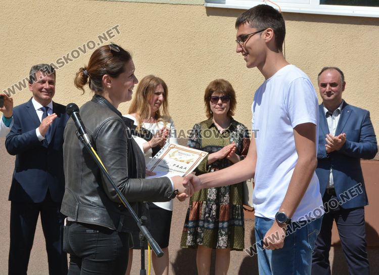 Ния Ванчева със Златаровска премия – ученик на випуска в хасковската Езикова гимназия