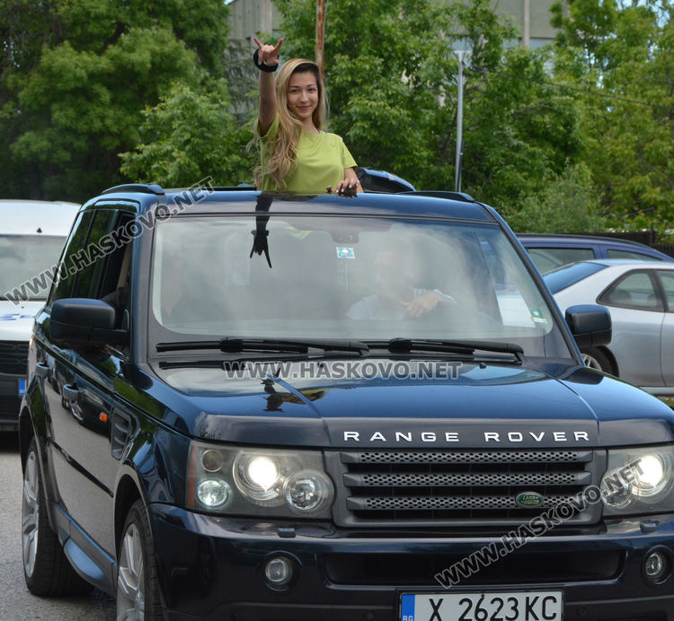 С клаксони и отброяване до 12 абитуриентите огласиха Хасково