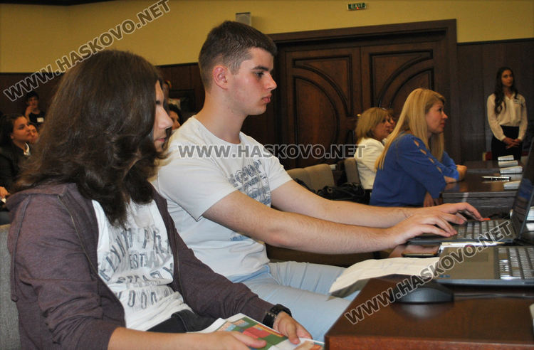   Учениците от ПМГ в Хасково демонстрираха прилагането на новите технологии и иновации в часовете им