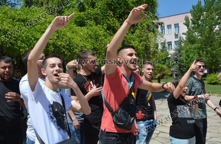 Последният училищен  звънец удари за зрелостниците от Царската гимназия