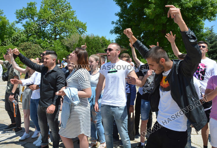 Последният училищен  звънец удари за зрелостниците от Царската гимназия