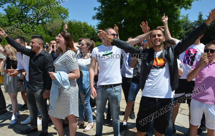 Последният училищен  звънец удари за зрелостниците от Царската гимназия