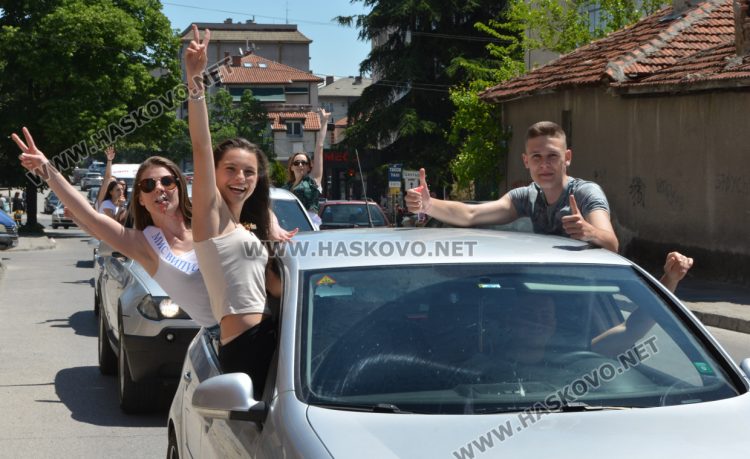 С клаксони и отброяване до 12 абитуриентите огласиха Хасково