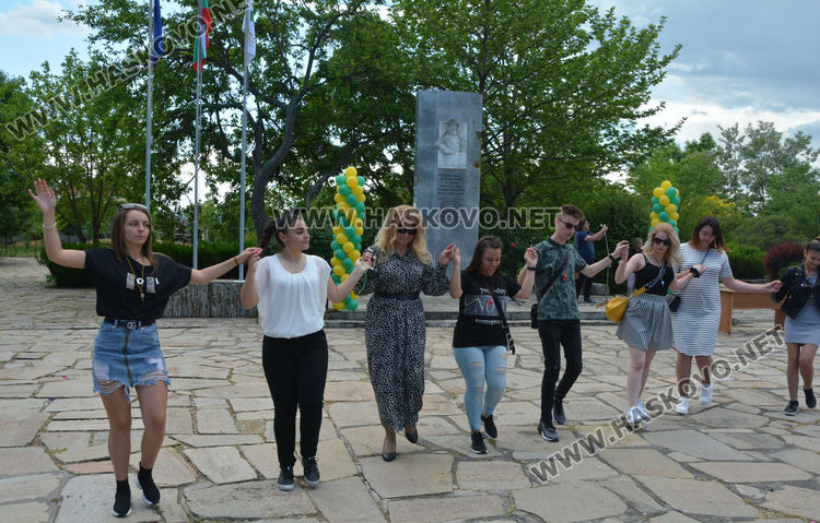 Последният училищен  звънец удари за зрелостниците от Царската гимназия