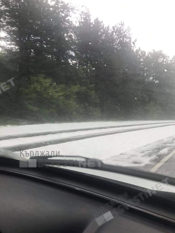 Градушка удари Черноочене, земята побеля от ледени парчета