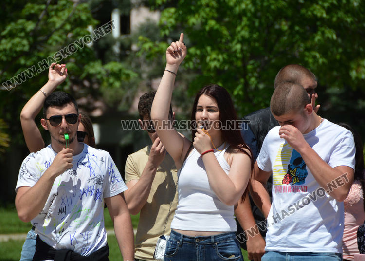 Последният училищен  звънец удари за зрелостниците от Царската гимназия