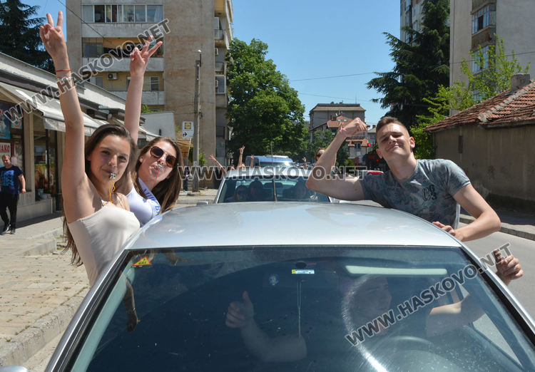 С клаксони и отброяване до 12 абитуриентите огласиха Хасково