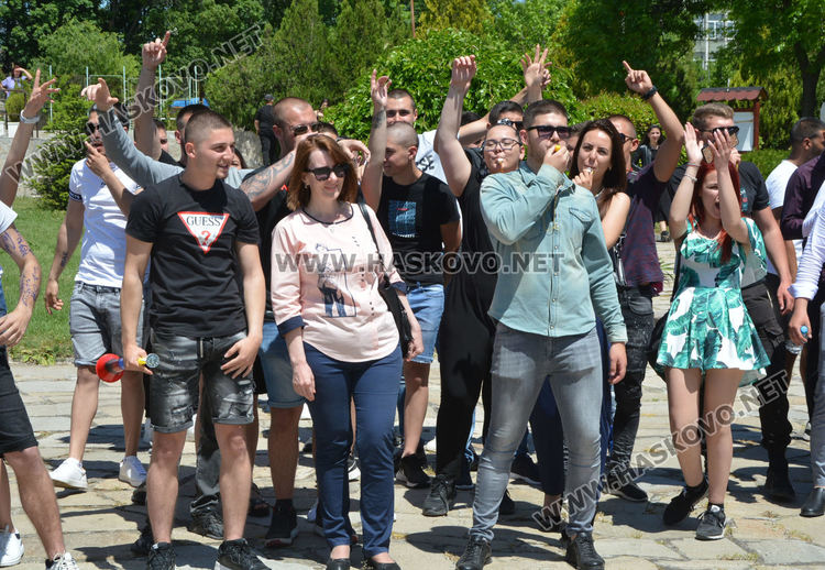 Последният училищен  звънец удари за зрелостниците от Царската гимназия