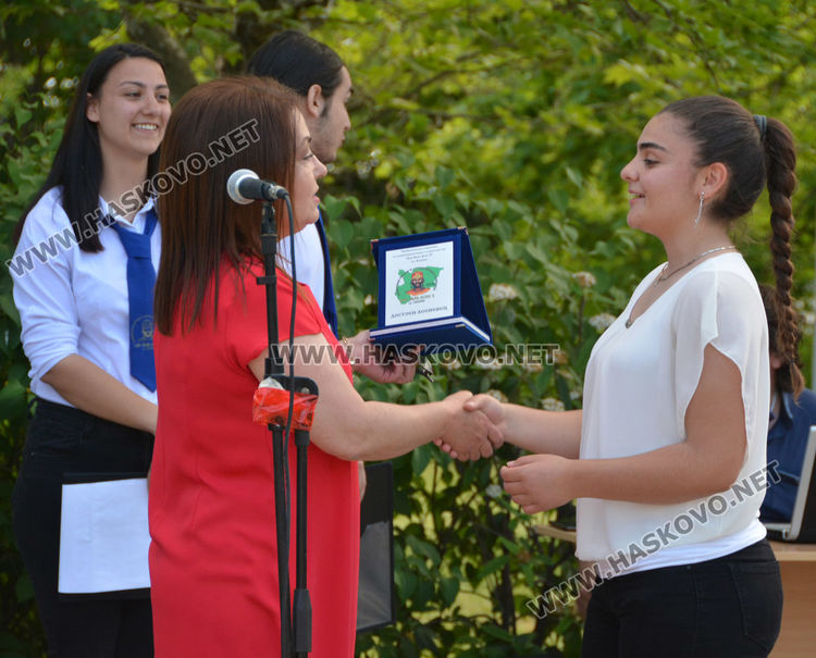 Последният училищен  звънец удари за зрелостниците от Царската гимназия