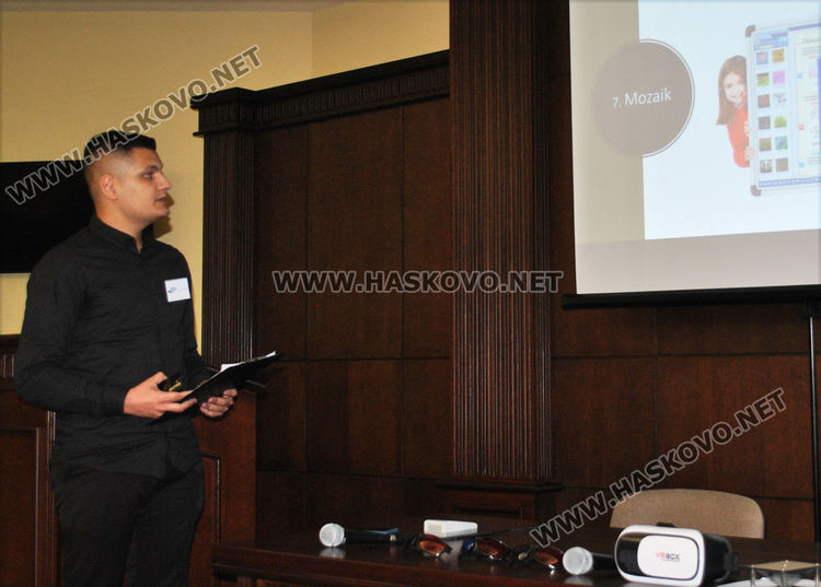   Учениците от ПМГ в Хасково демонстрираха прилагането на новите технологии и иновации в часовете им