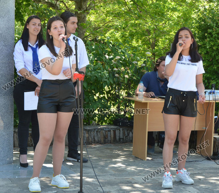 Последният училищен  звънец удари за зрелостниците от Царската гимназия