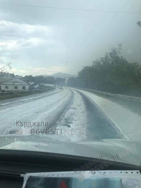 Градушка удари Черноочене, земята побеля от ледени парчета