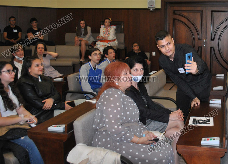   Учениците от ПМГ в Хасково демонстрираха прилагането на новите технологии и иновации в часовете им
