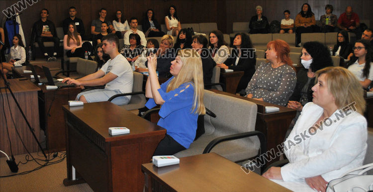   Учениците от ПМГ в Хасково демонстрираха прилагането на новите технологии и иновации в часовете им