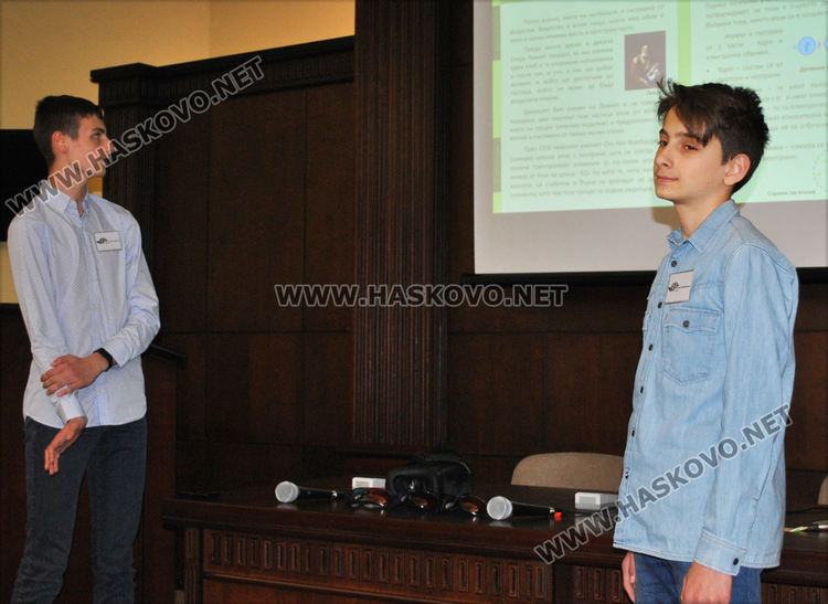   Учениците от ПМГ в Хасково демонстрираха прилагането на новите технологии и иновации в часовете им
