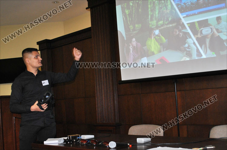   Учениците от ПМГ в Хасково демонстрираха прилагането на новите технологии и иновации в часовете им