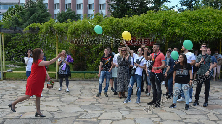 Последният училищен  звънец удари за зрелостниците от Царската гимназия