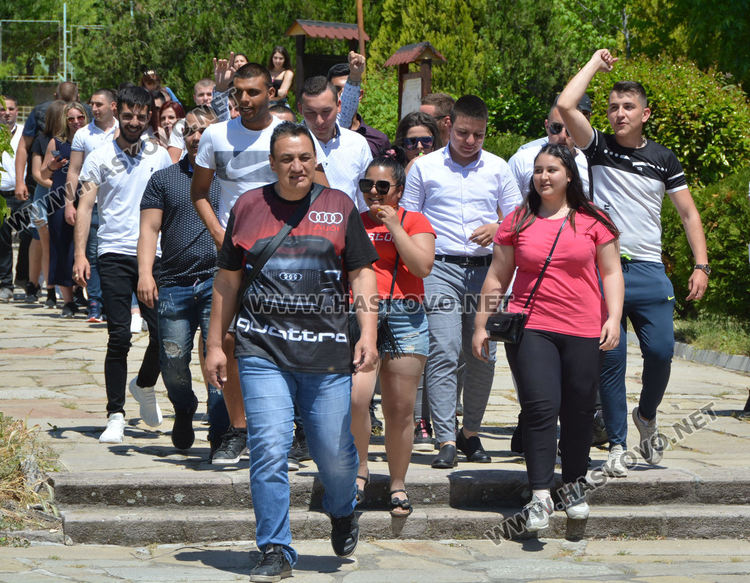 Последният училищен  звънец удари за зрелостниците от Царската гимназия