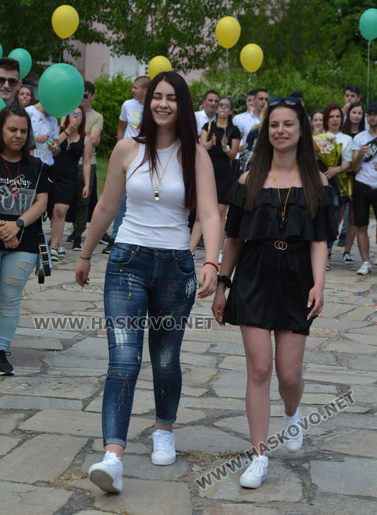 Последният училищен  звънец удари за зрелостниците от Царската гимназия