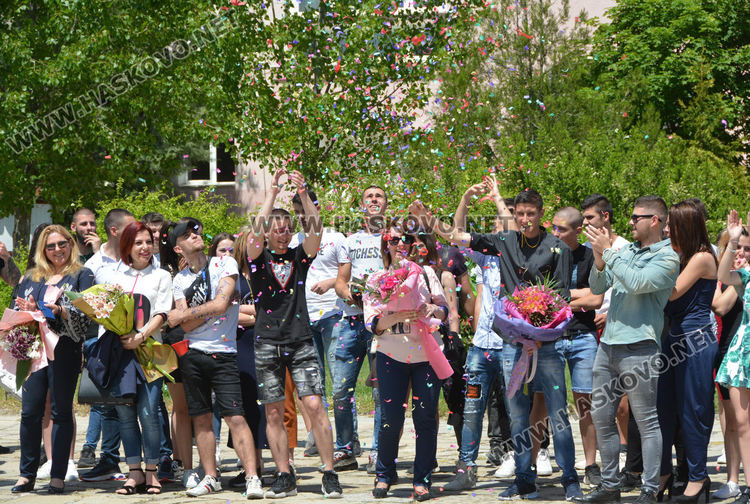 Последният училищен  звънец удари за зрелостниците от Царската гимназия