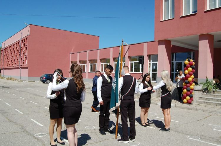 Гимназиите в Първомай изпратиха своите абитуриенти