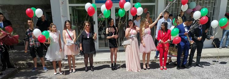 За пример! Смолянските абитуриенти празнуваха стилно и скромно без пошлост/ новина в снимки/