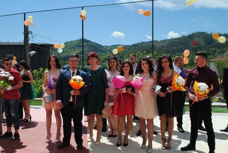 За пример! Смолянските абитуриенти празнуваха стилно и скромно без пошлост/ новина в снимки/