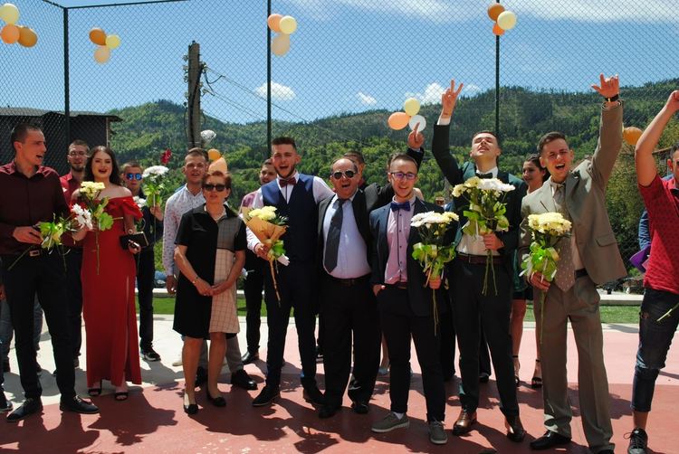 За пример! Смолянските абитуриенти празнуваха стилно и скромно без пошлост/ новина в снимки/