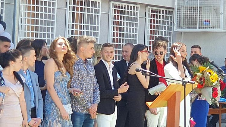 За пример! Смолянските абитуриенти празнуваха стилно и скромно без пошлост/ новина в снимки/