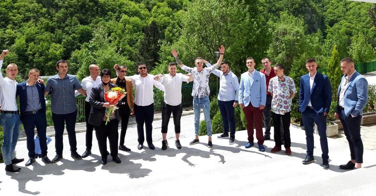 За пример! Смолянските абитуриенти празнуваха стилно и скромно без пошлост/ новина в снимки/