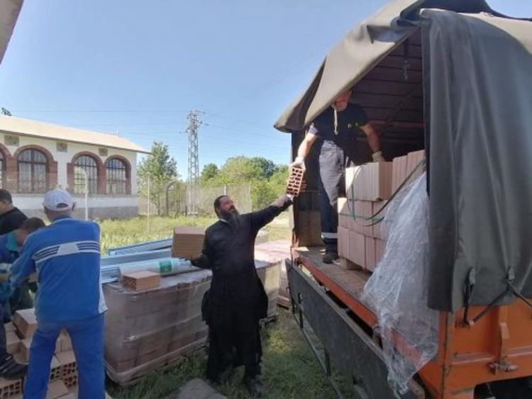 Благочестиви християни дариха материали за ремонта на параклиса „Свети дух“ край Кърджали