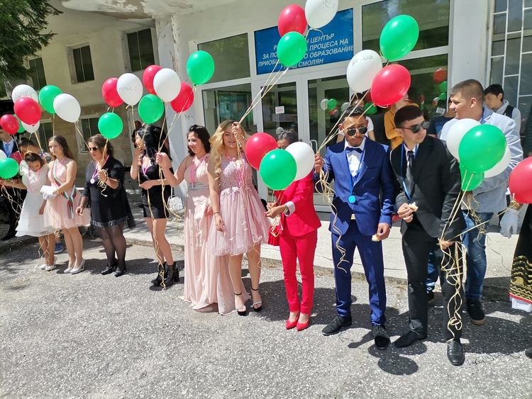 За пример! Смолянските абитуриенти празнуваха стилно и скромно без пошлост/ новина в снимки/