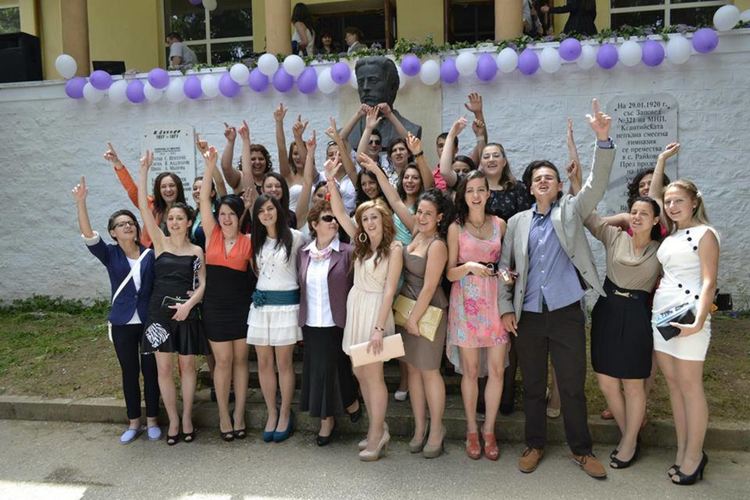 За пример! Смолянските абитуриенти празнуваха стилно и скромно без пошлост/ новина в снимки/