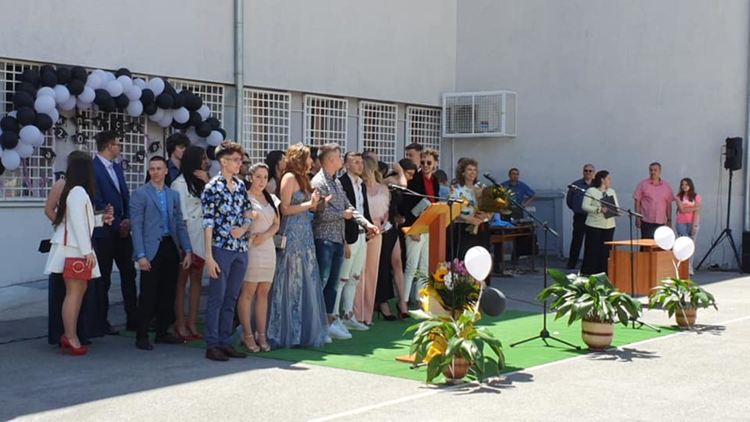 За пример! Смолянските абитуриенти празнуваха стилно и скромно без пошлост/ новина в снимки/