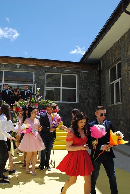 За пример! Смолянските абитуриенти празнуваха стилно и скромно без пошлост/ новина в снимки/