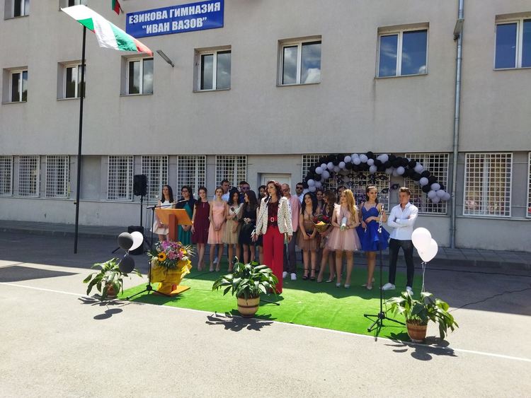 За пример! Смолянските абитуриенти празнуваха стилно и скромно без пошлост/ новина в снимки/