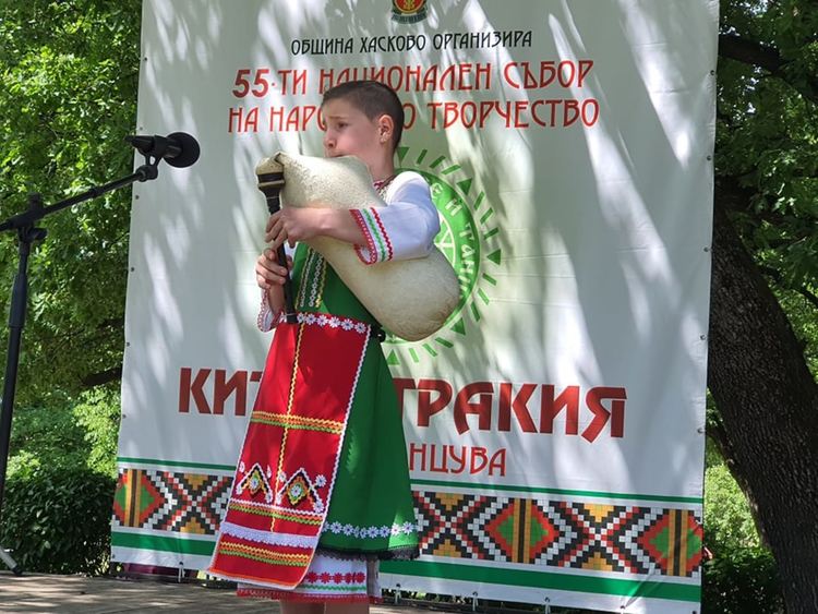 Медали за изпълнители от Хасковско от „Китна Тракия”