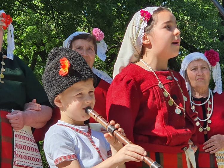 Медали за изпълнители от Хасковско от „Китна Тракия”