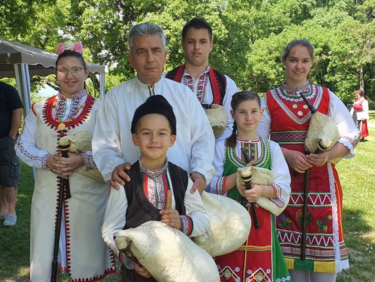 Медали за изпълнители от Хасковско от „Китна Тракия”