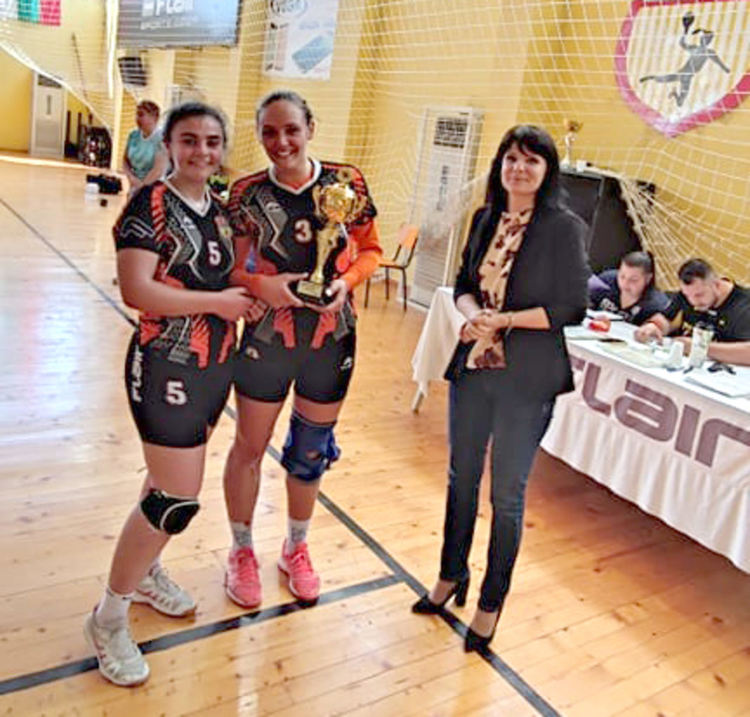 Василена Шомова (в средата) и зам.-кметът Мария Вълчева (вдясно)